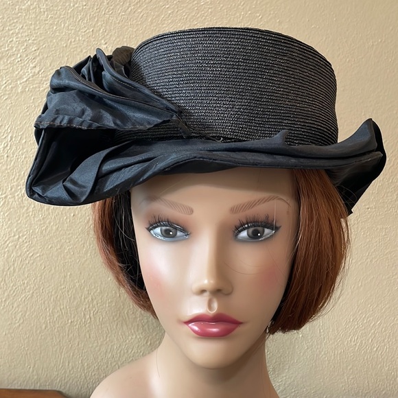 De Leon Accessories - Vintage suffragette style hat (1915) black woven hat with black statement bow